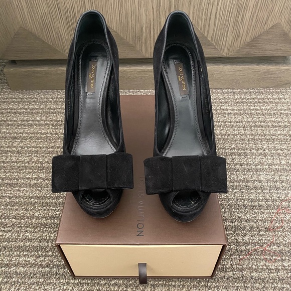 Louis Vuitton Suede Pumps with Large Bow - Picture 4 of 8
